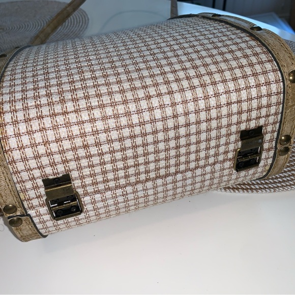 Vintage antique hard shell bag w/ strap . Velvet lining brass closure + gloves - Picture 5 of 9